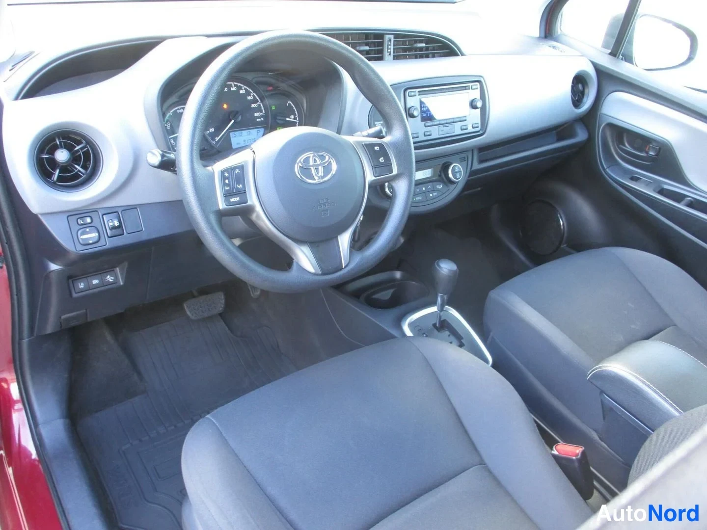 Punainen Toyota Yaris 2019, ohjaamo, kuva 10