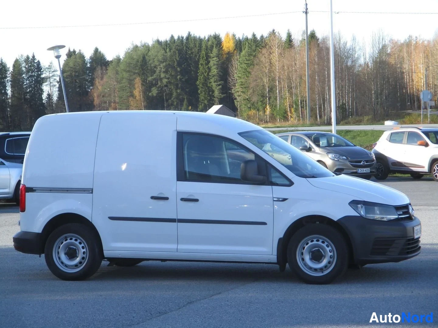 Valkoinen Volkswagen Caddy 2016, etuviisto, keula oikealle, kuva 4