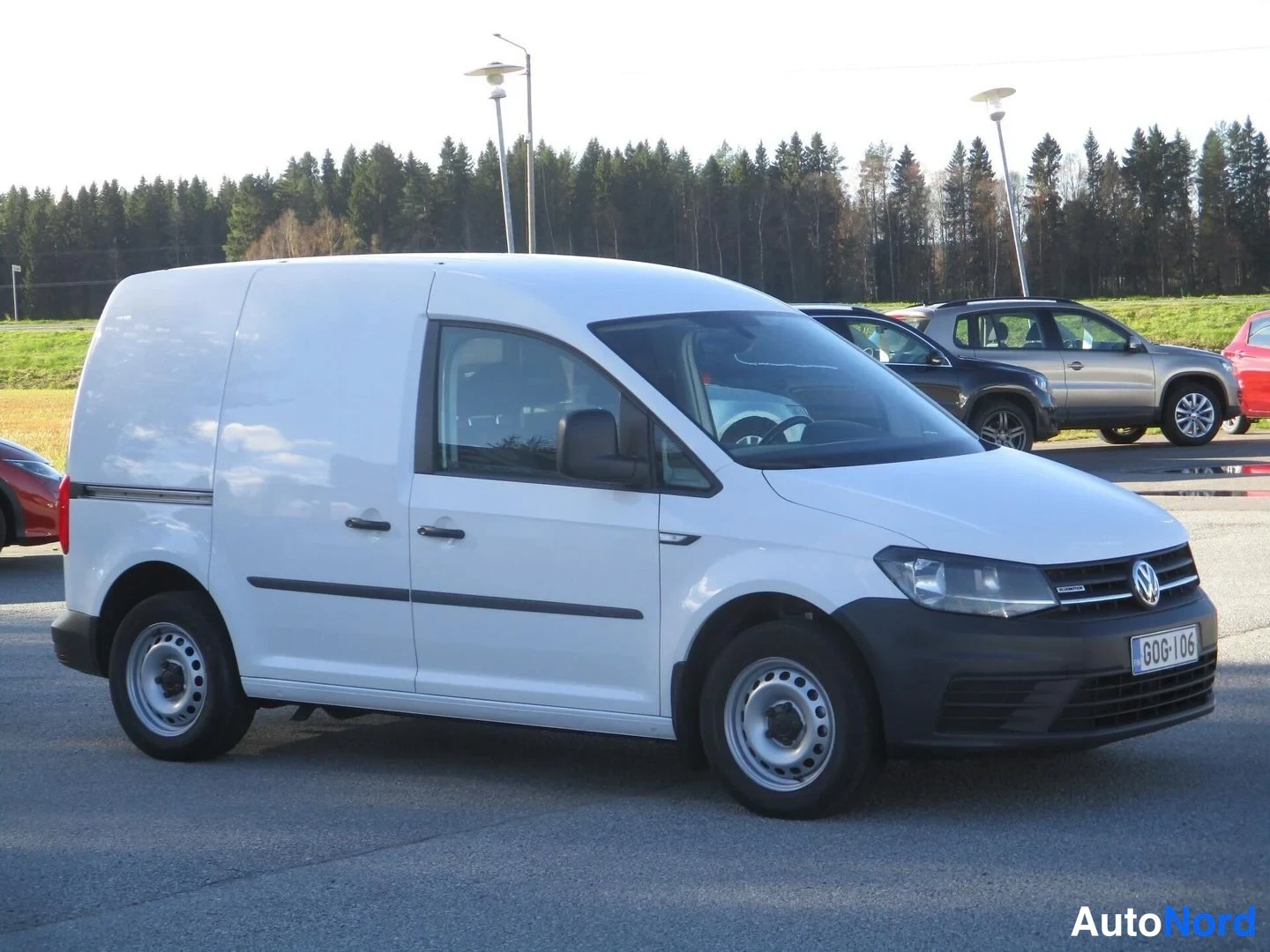Valkoinen Volkswagen Caddy 2016, etuviisto, keula oikealle, kuva 2