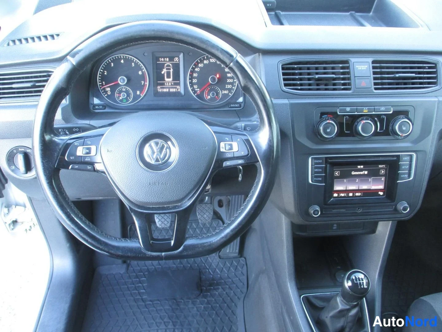 Valkoinen Volkswagen Caddy 2016, ohjaamo, kuva 9