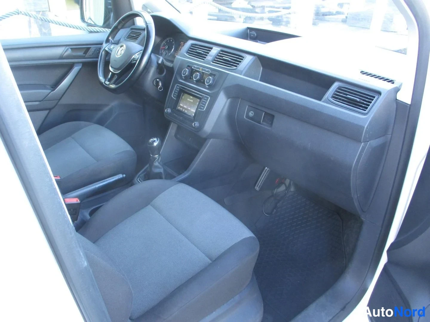 Valkoinen Volkswagen Caddy 2016, ohjaamo, kuva 12