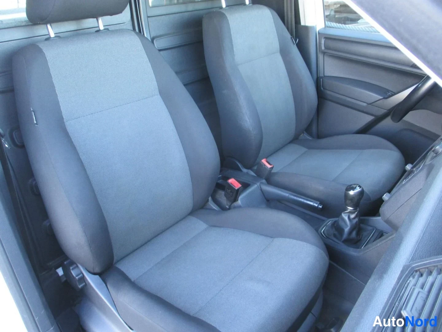 Valkoinen Volkswagen Caddy 2016, etuistuimet, kuva 13