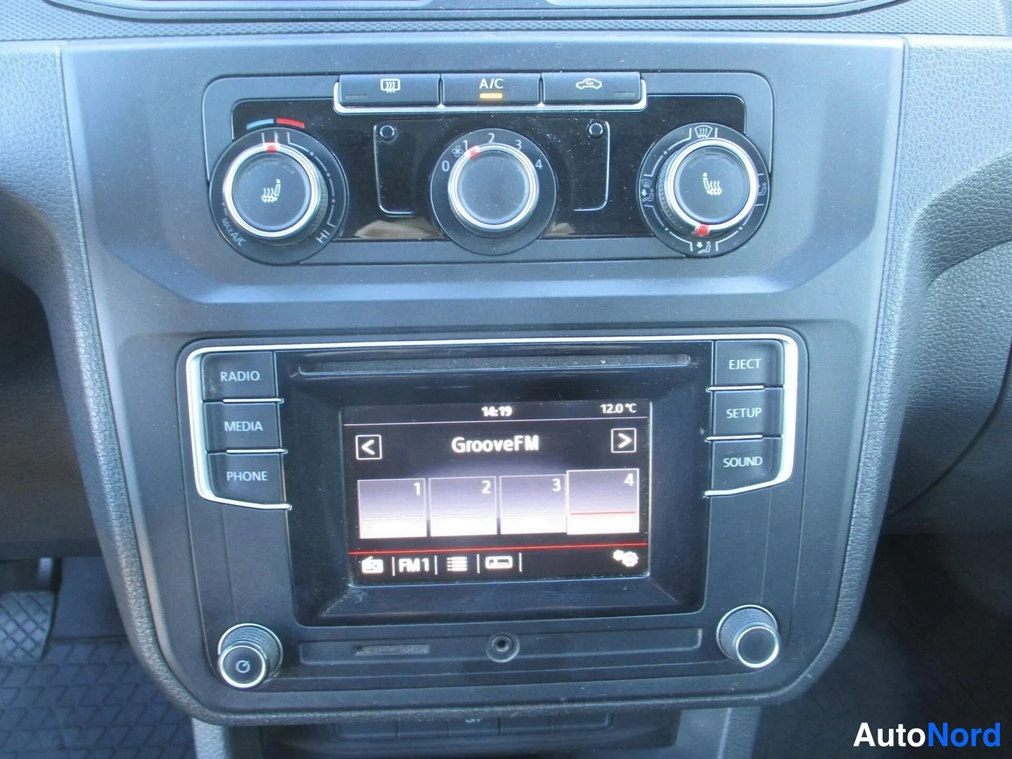 Valkoinen Volkswagen Caddy 2016, yksityiskohta, kuva 18