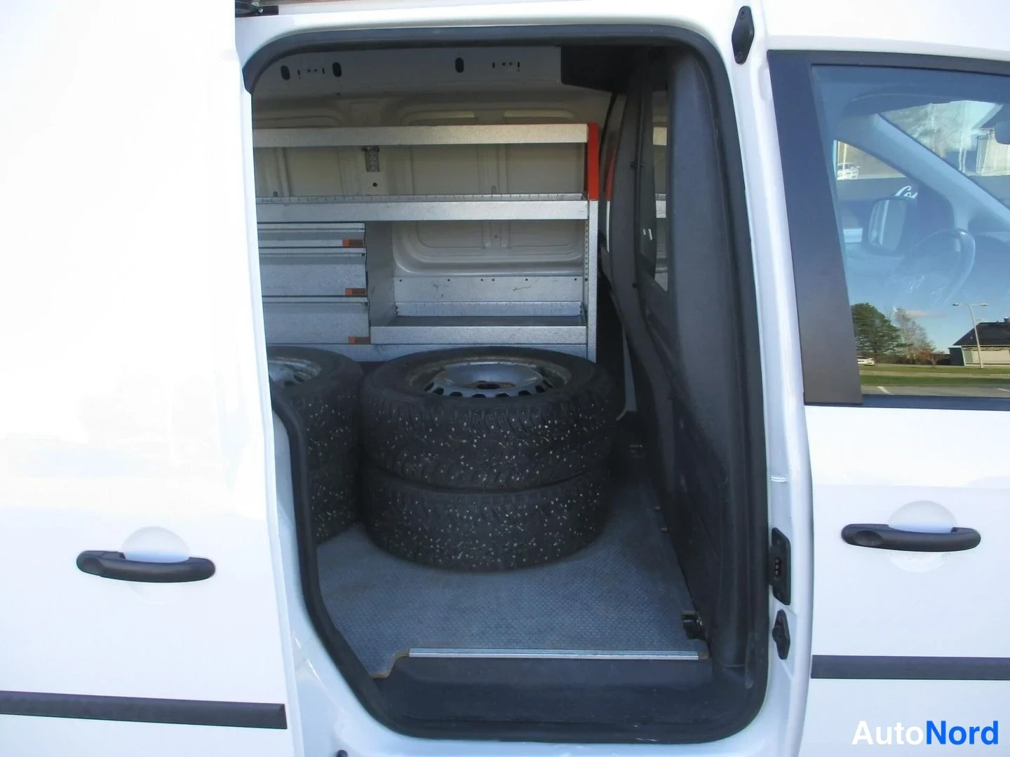 Valkoinen Volkswagen Caddy 2016, tavaratila, kuva 15