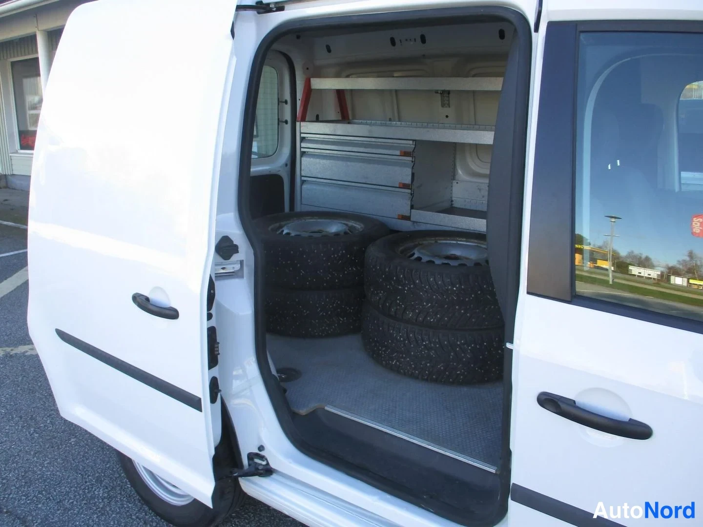 Valkoinen Volkswagen Caddy 2016, tavaratila, kuva 16