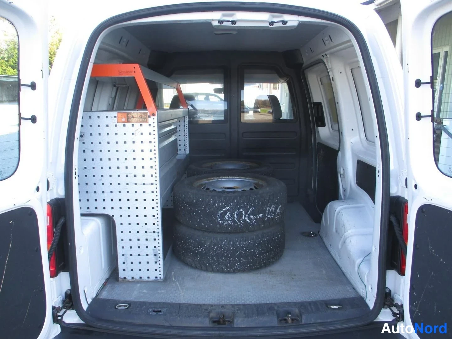 Valkoinen Volkswagen Caddy 2016, tavaratila, kuva 14