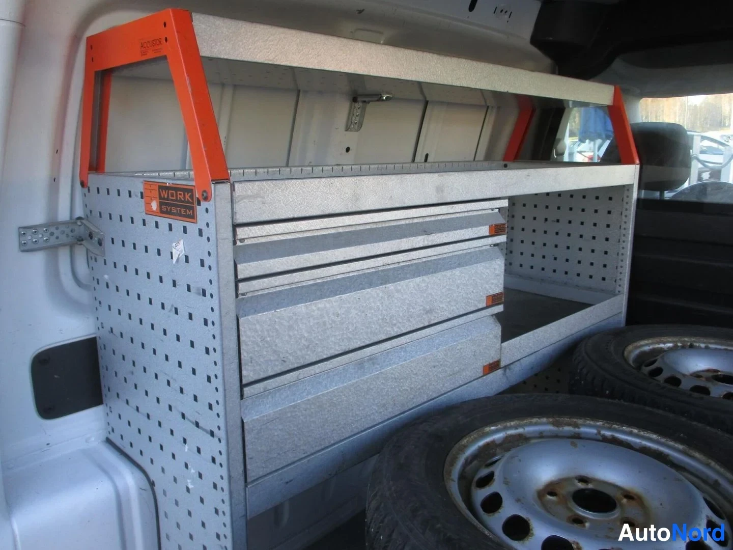 Valkoinen Volkswagen Caddy 2016, yksityiskohta, kuva 19
