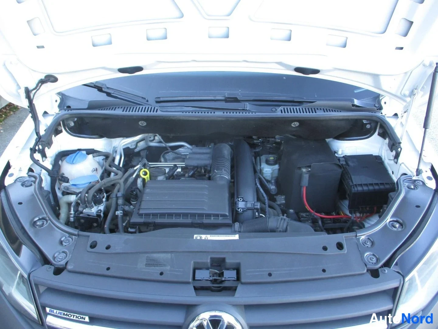 Valkoinen Volkswagen Caddy 2016, moottoritila, kuva 17