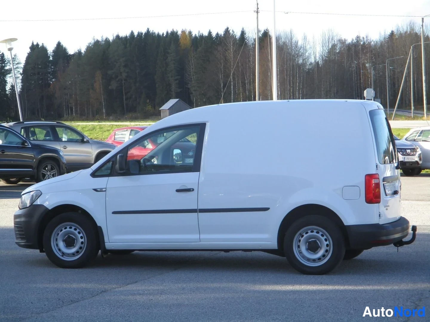 Valkoinen Volkswagen Caddy 2016, etuviisto, keula vasemmalle, kuva 3