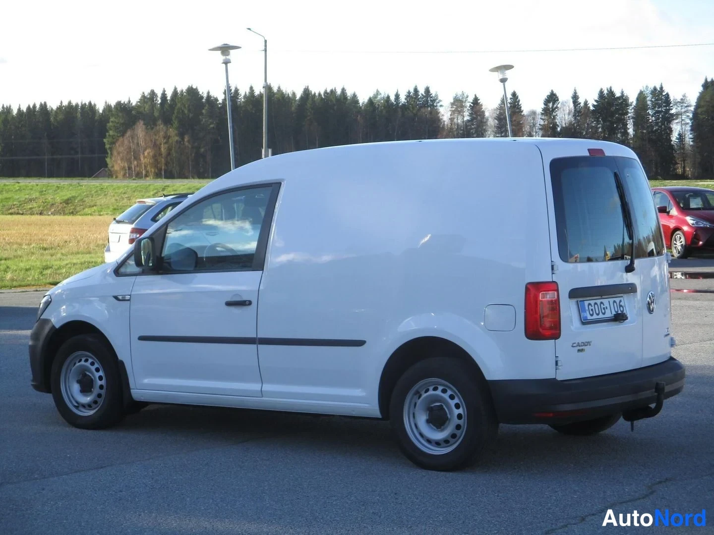 Valkoinen Volkswagen Caddy 2016, takaviisto, kuva 6
