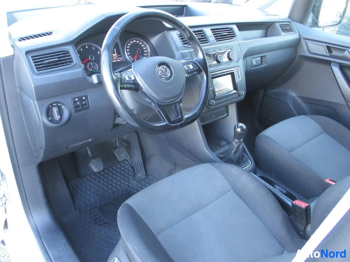 Valkoinen Volkswagen Caddy 2016, ohjaamo, kuva 10