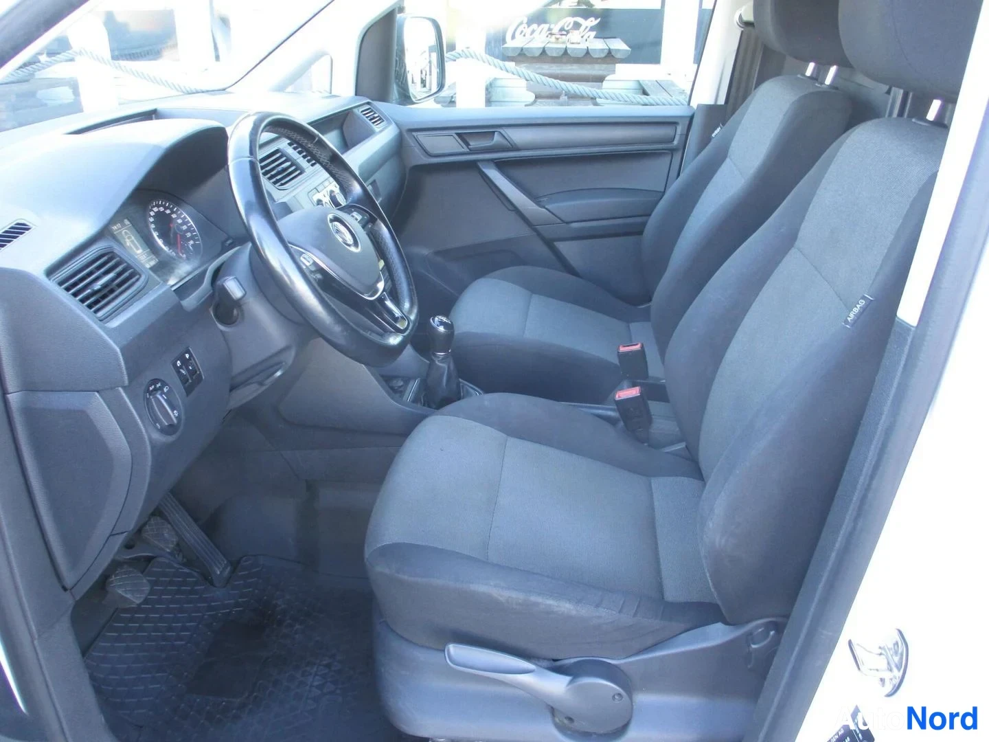 Valkoinen Volkswagen Caddy 2016, ohjaamo, kuva 11