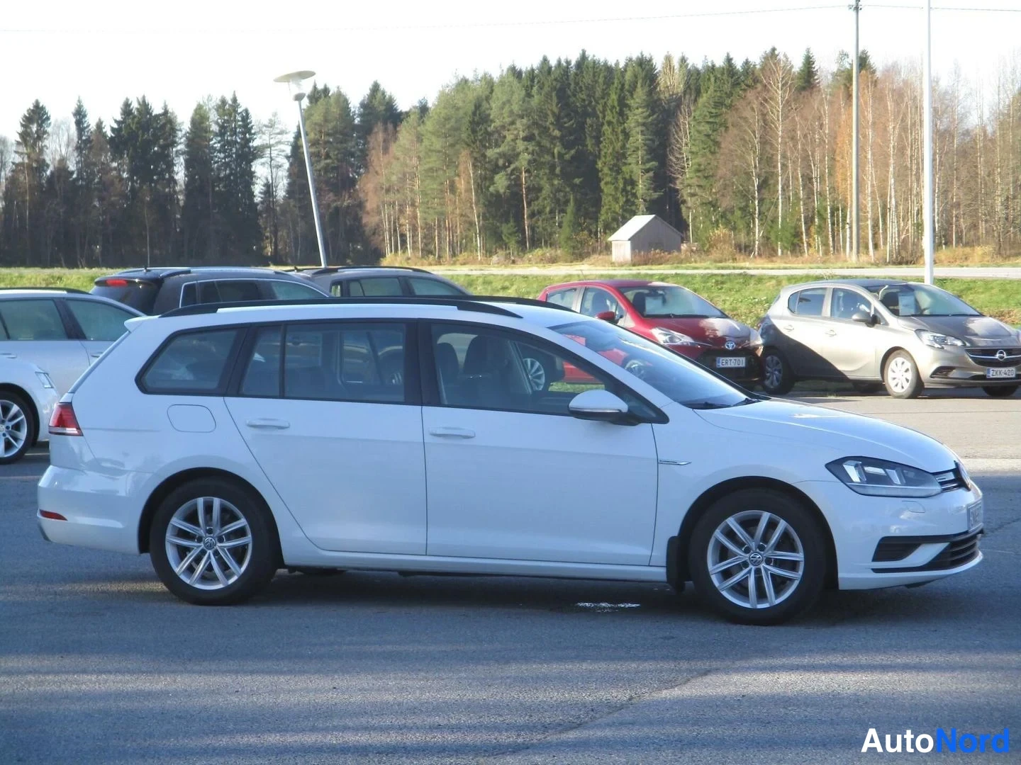 Valkoinen Volkswagen Golf Variant 2019, etuviisto, keula oikealle, kuva 3