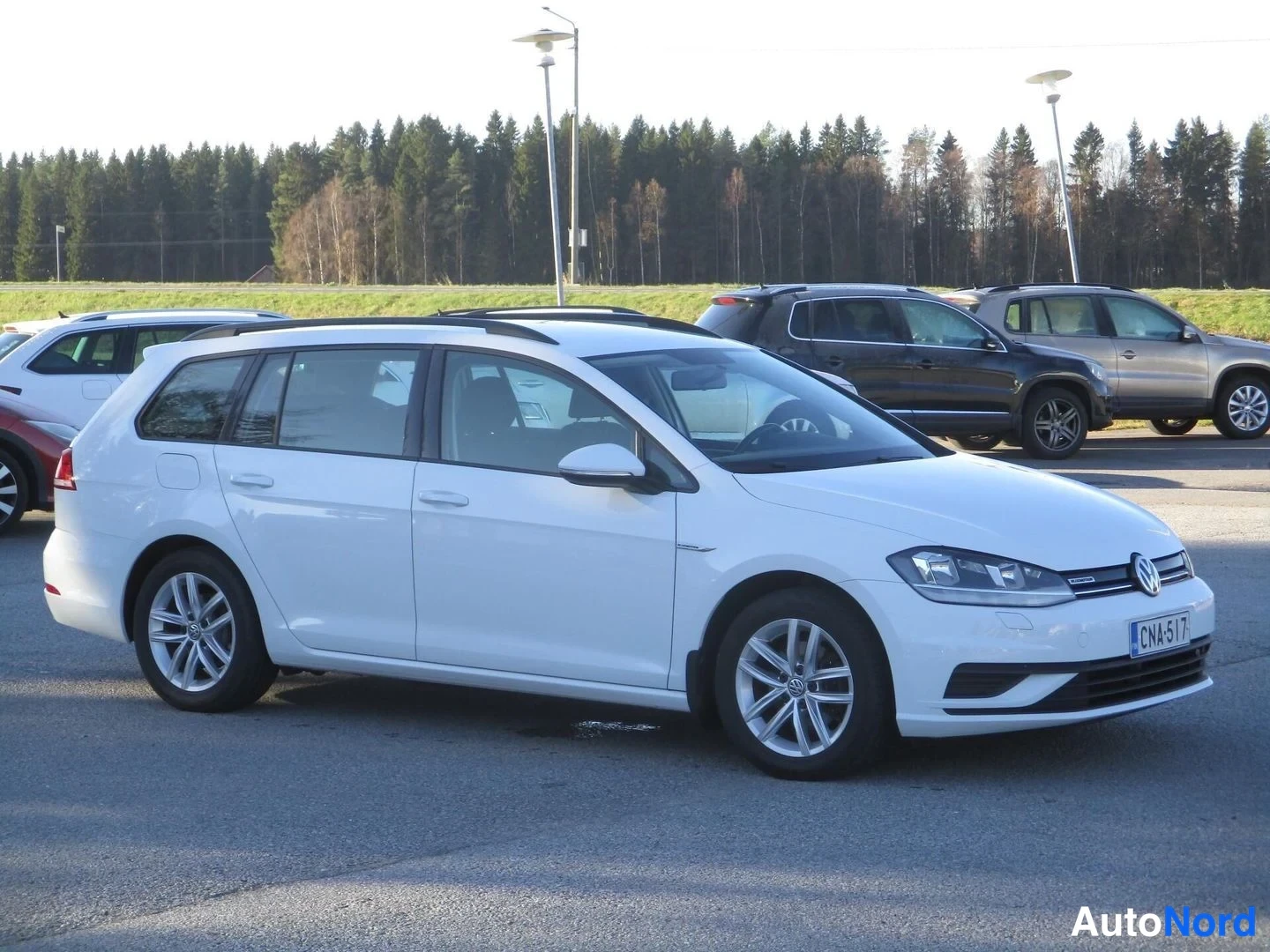 Valkoinen Volkswagen Golf Variant 2019, etuviisto, keula oikealle, kuva 4