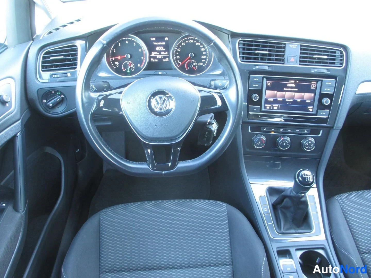 Valkoinen Volkswagen Golf Variant 2019, ohjaamo, kuva 11