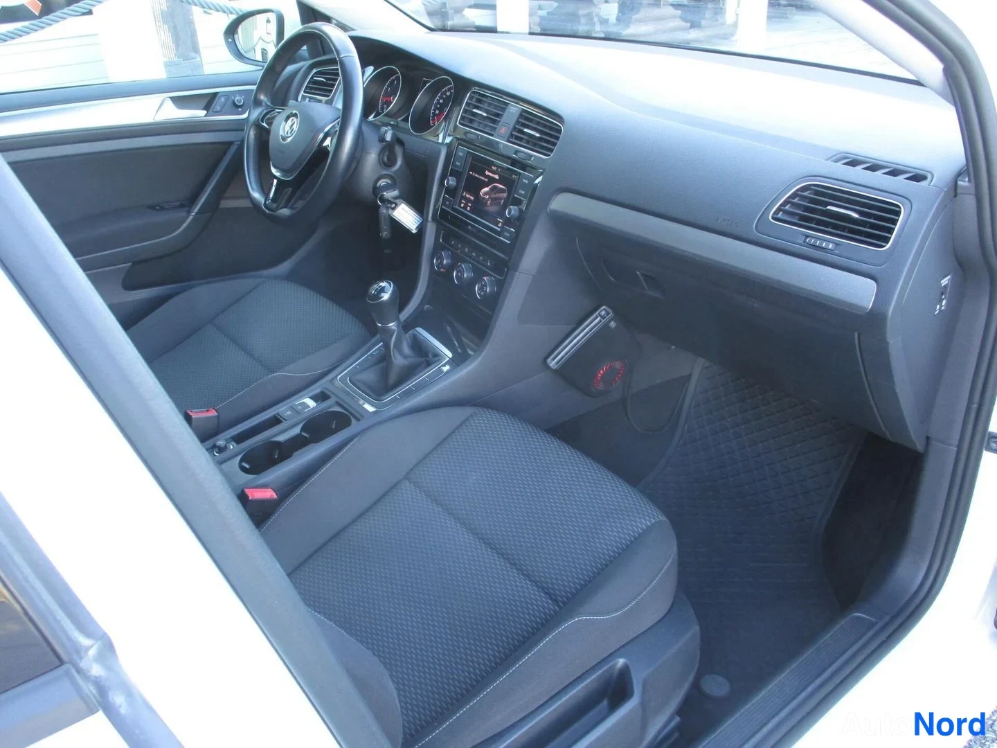 Valkoinen Volkswagen Golf Variant 2019, ohjaamo, kuva 12