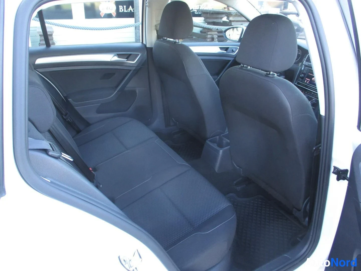 Valkoinen Volkswagen Golf Variant 2019, takaistuimet, kuva 15