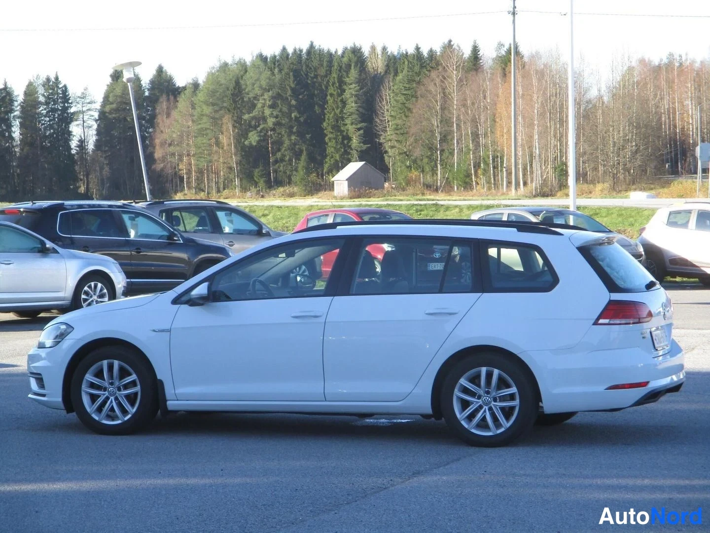Valkoinen Volkswagen Golf Variant 2019, etuviisto, keula vasemmalle, kuva 2