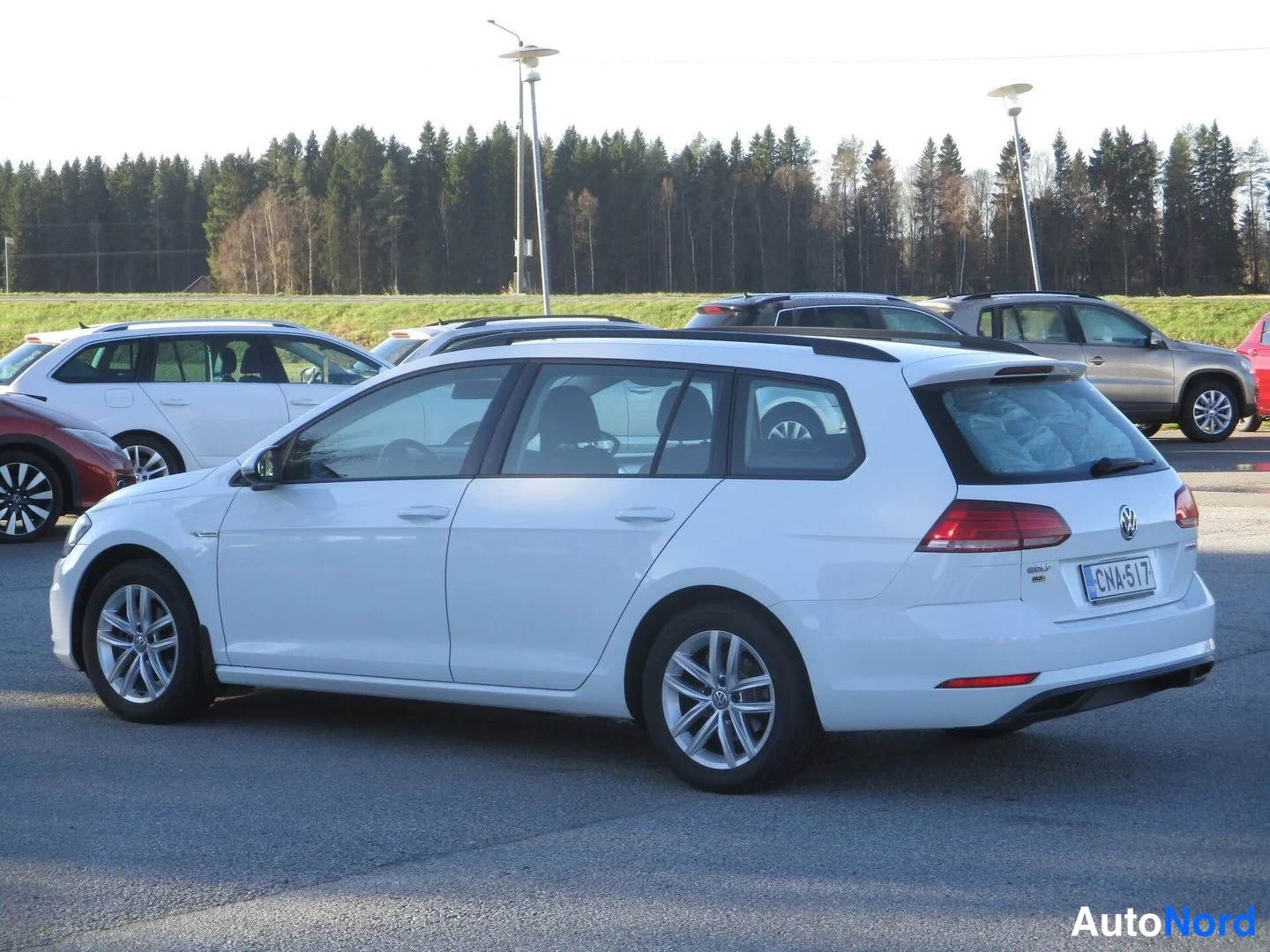 Valkoinen Volkswagen Golf Variant 2019, takaviisto, kuva 7