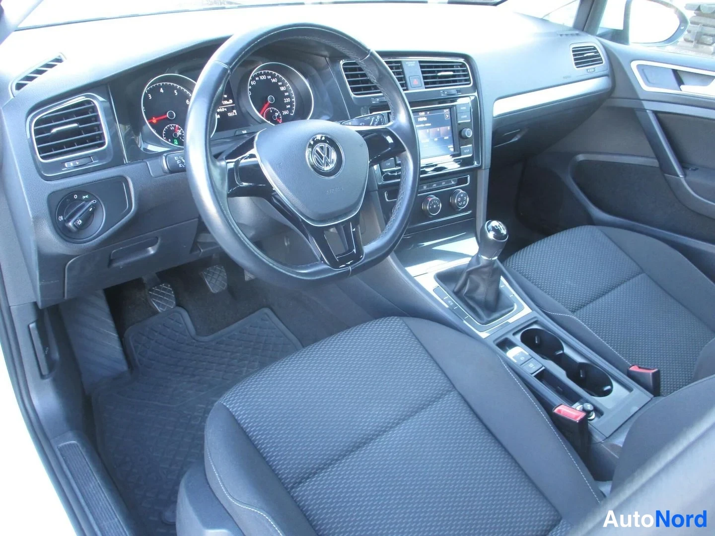 Valkoinen Volkswagen Golf Variant 2019, ohjaamo, kuva 10