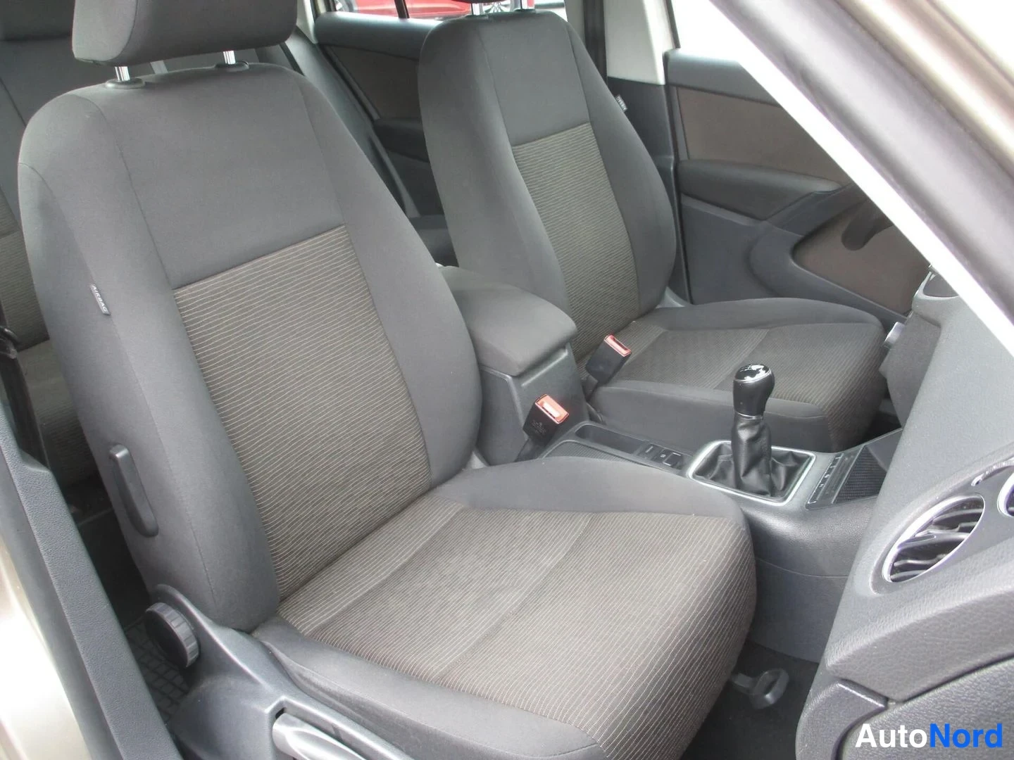 Ruskea Volkswagen Tiguan 2013, etuistuimet, kuva 12