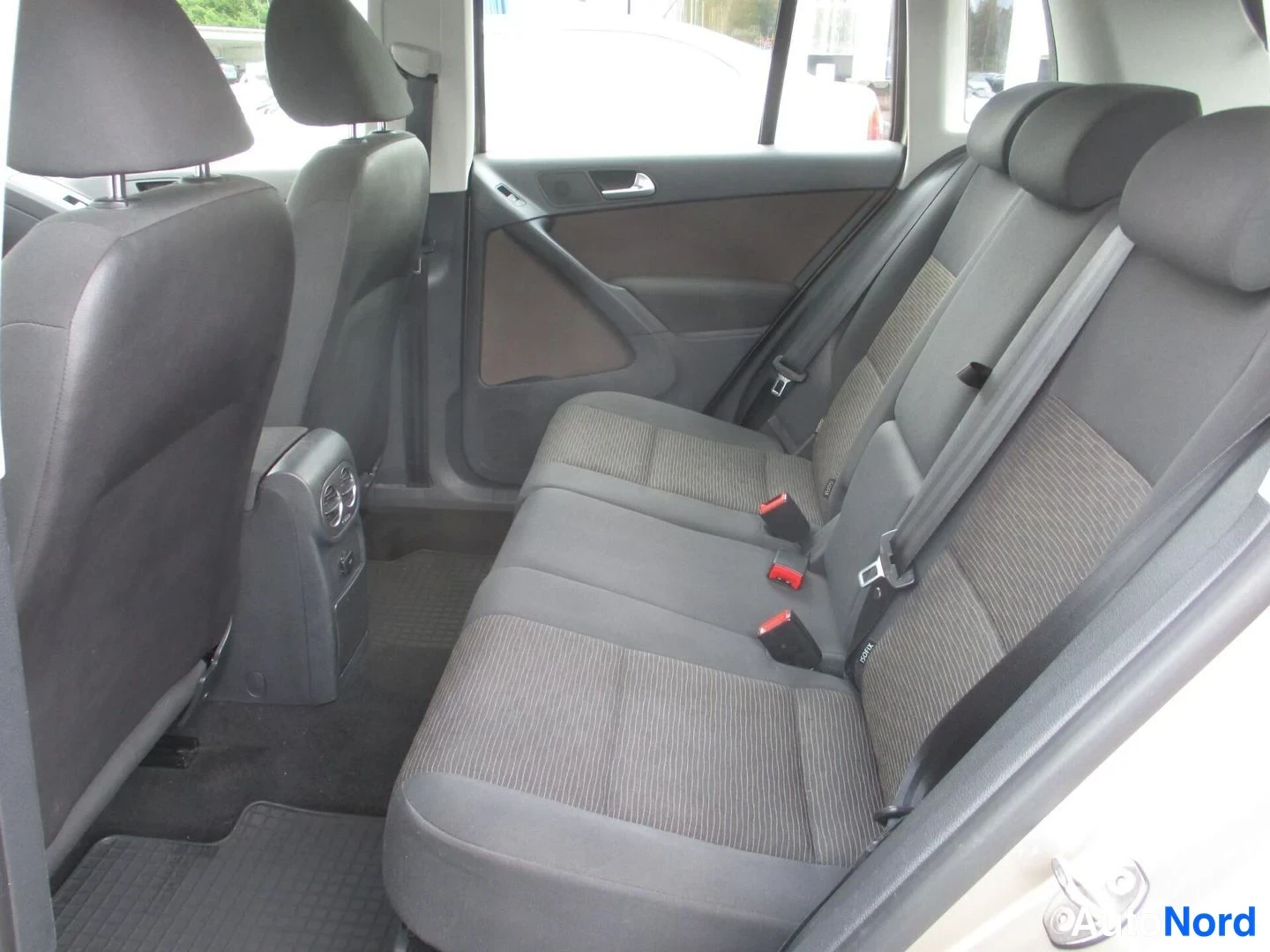 Ruskea Volkswagen Tiguan 2013, takaistuimet, kuva 13