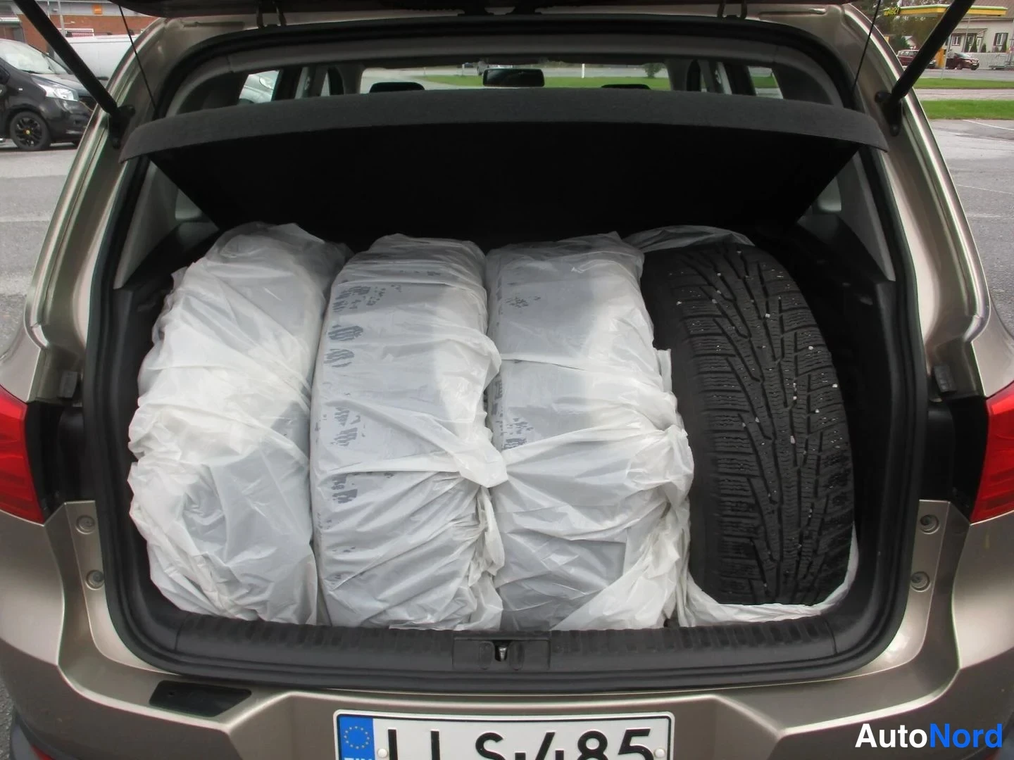 Ruskea Volkswagen Tiguan 2013, tavaratila, kuva 15