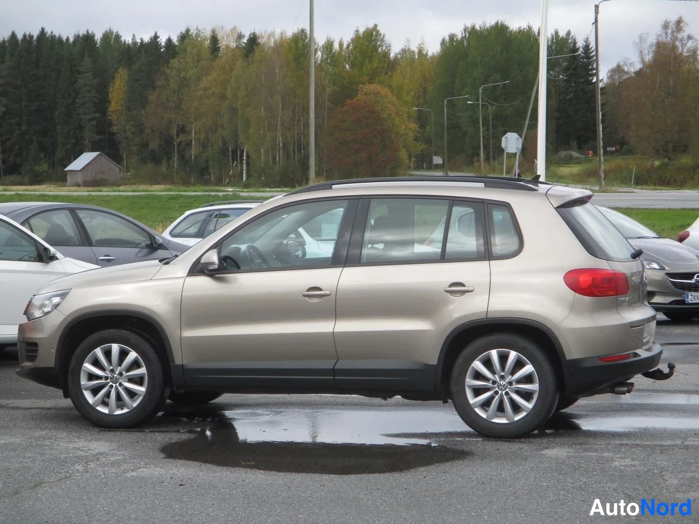 Ruskea Volkswagen Tiguan 2013, etuviisto, keula vasemmalle, kuva 2