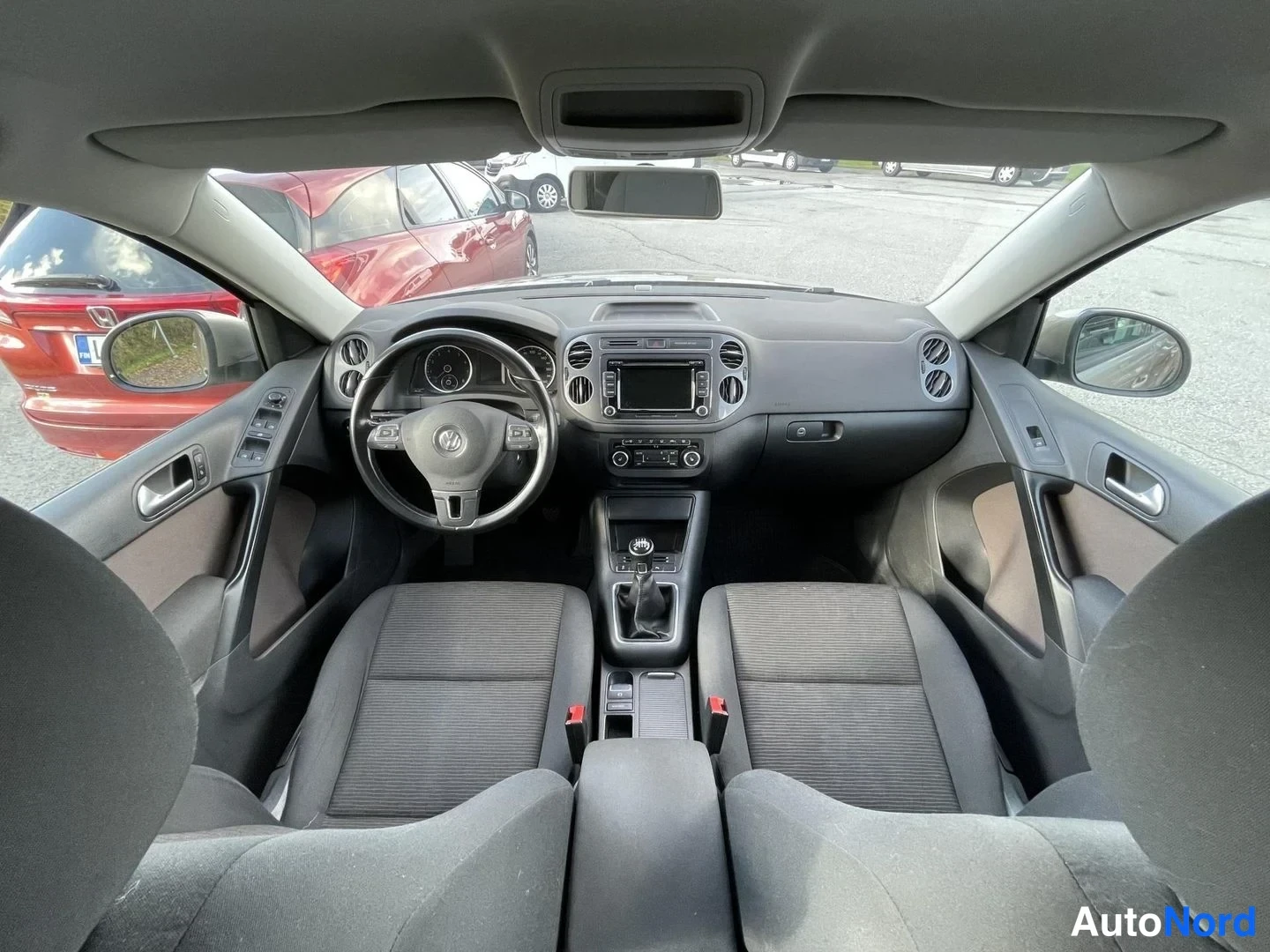 Ruskea Volkswagen Tiguan 2013, ohjaamo, kuva 9