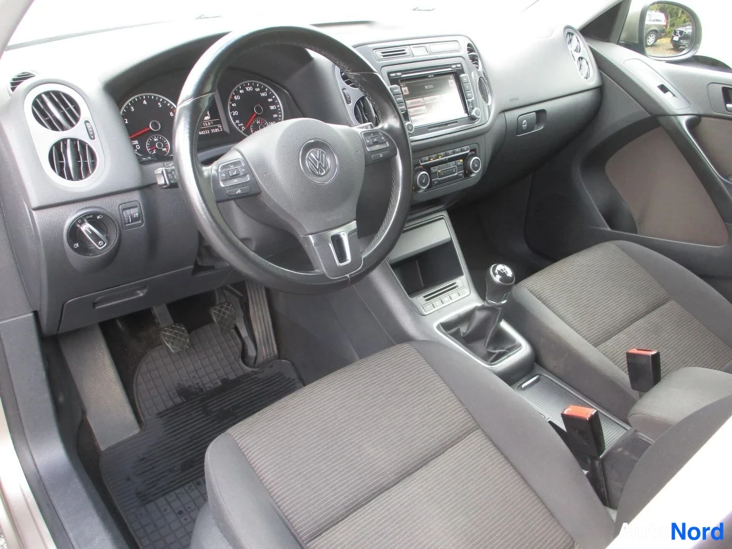 Ruskea Volkswagen Tiguan 2013, ohjaamo, kuva 10