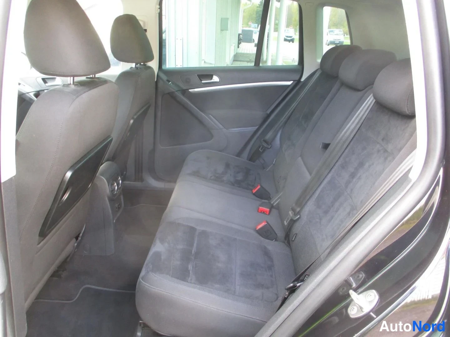Musta Volkswagen Tiguan 2013, takaistuimet, kuva 15