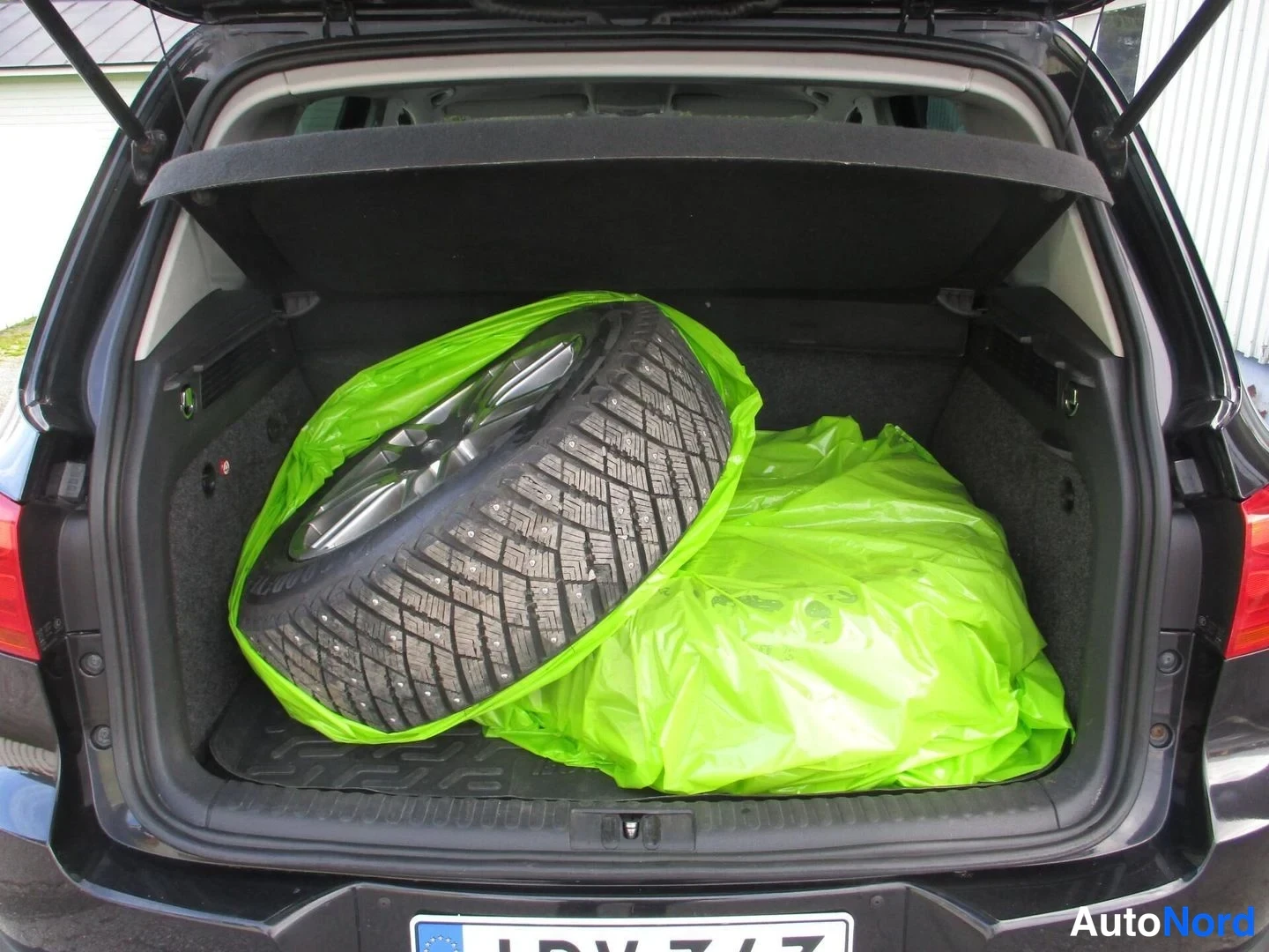 Musta Volkswagen Tiguan 2013, tavaratila, kuva 17