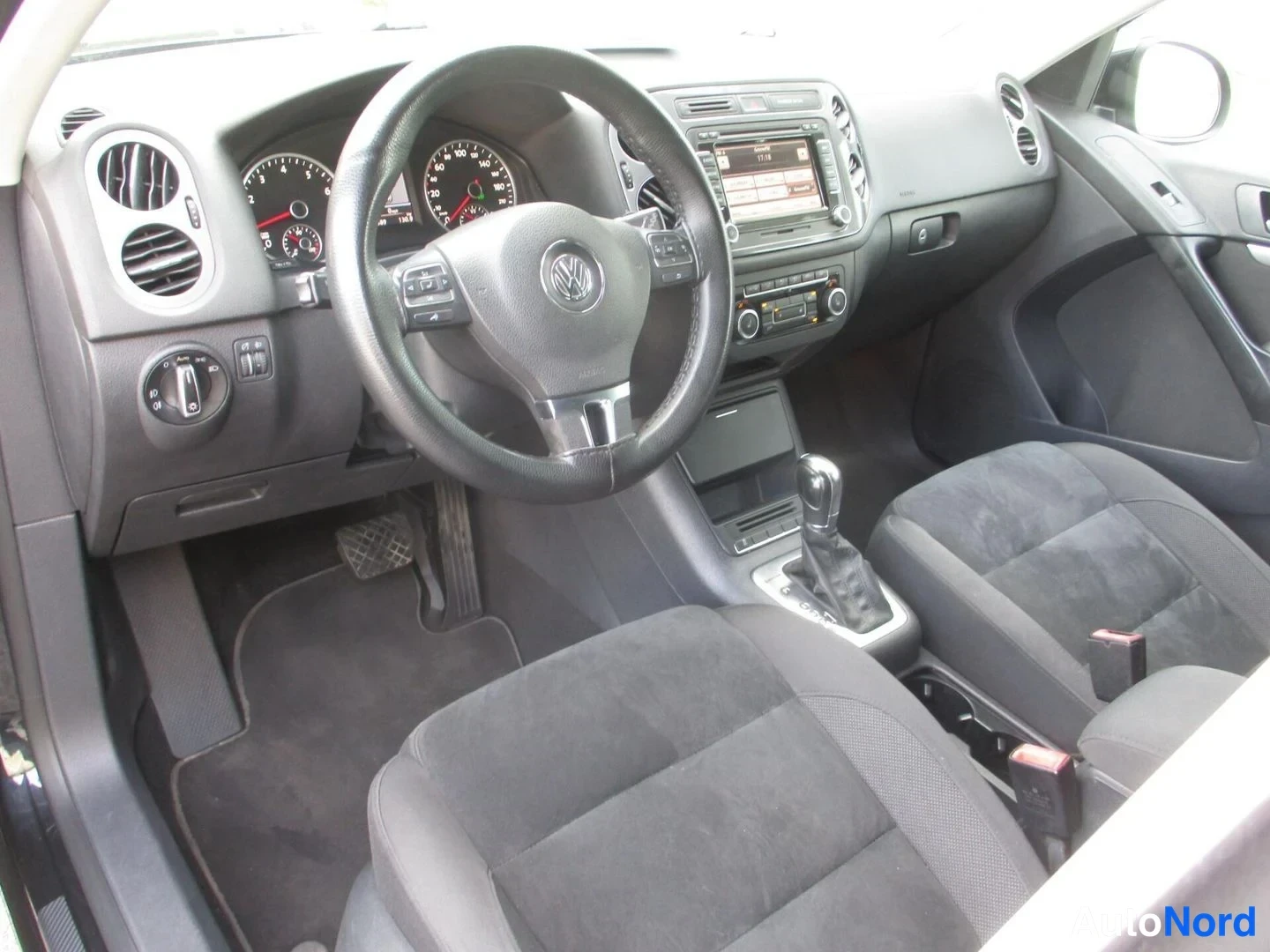 Musta Volkswagen Tiguan 2013, ohjaamo, kuva 12