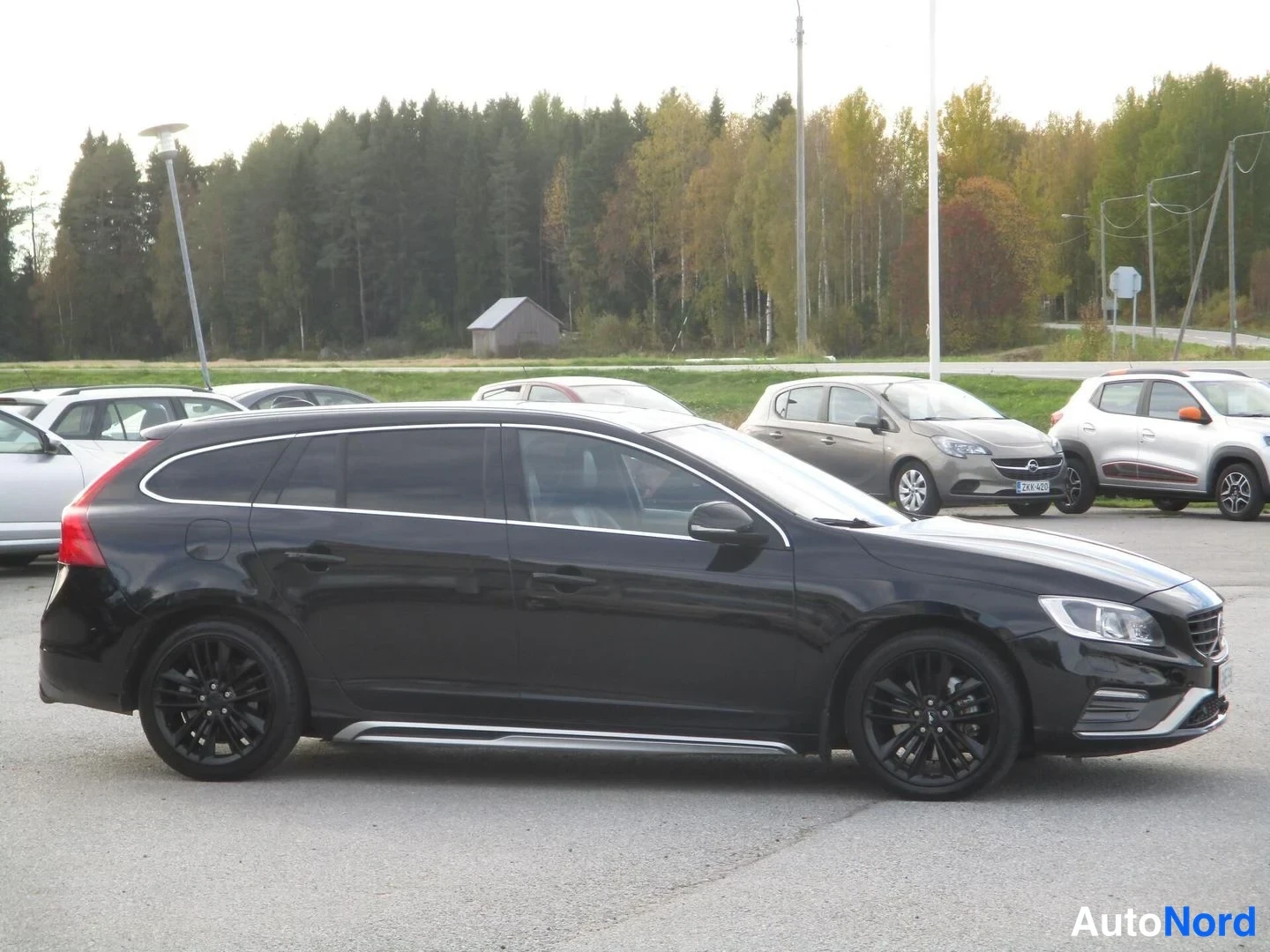Musta Volvo V60 2014, etuviisto, keula oikealle, kuva 3