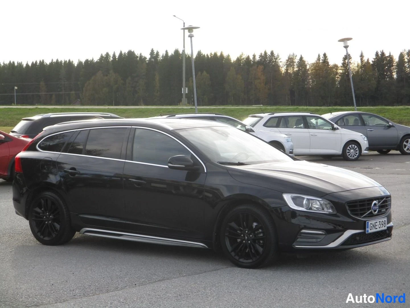 Musta Volvo V60 2014, etuviisto, keula oikealle, kuva 4