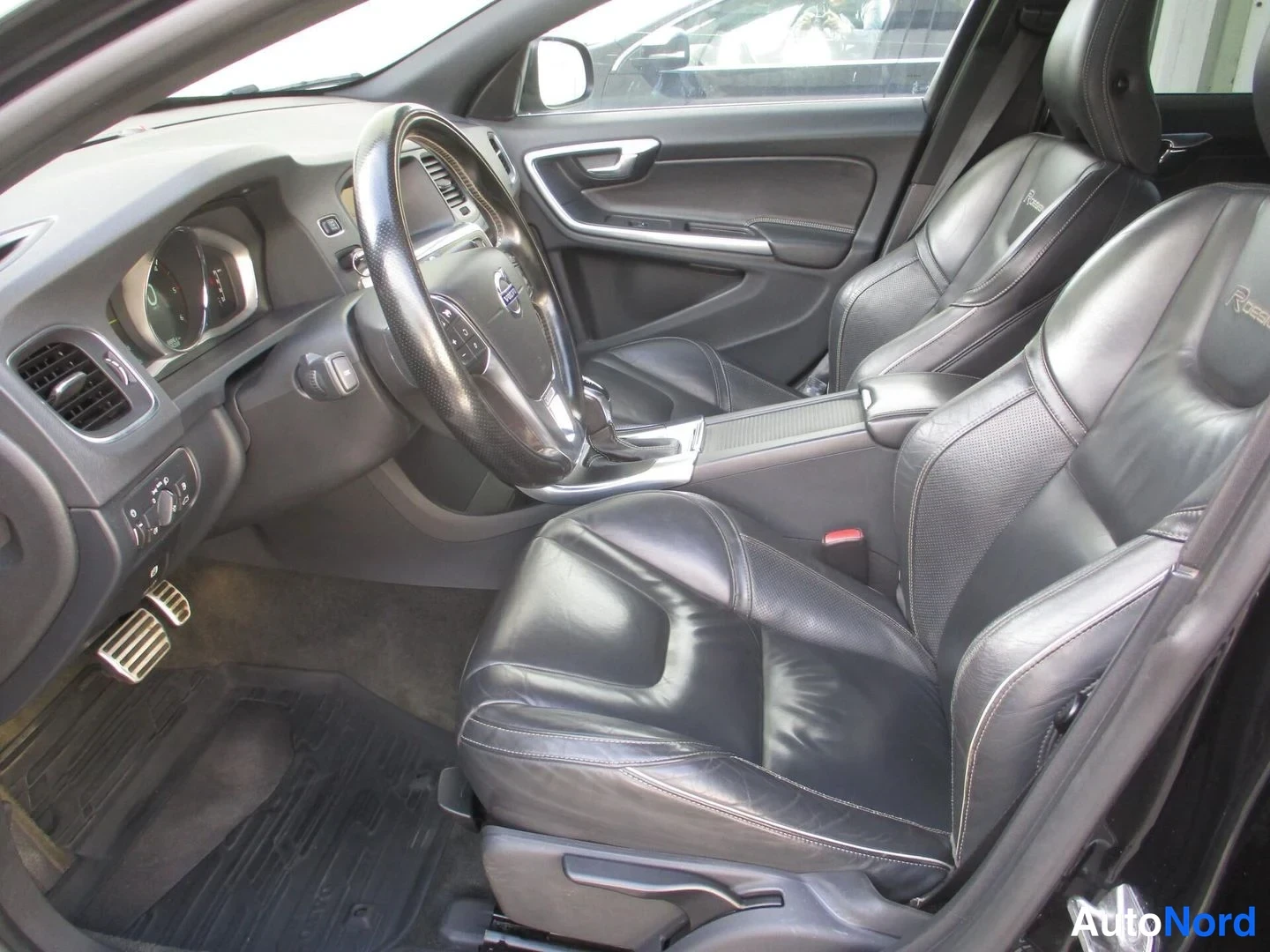 Musta Volvo V60 2014, etuistuimet, kuva 13