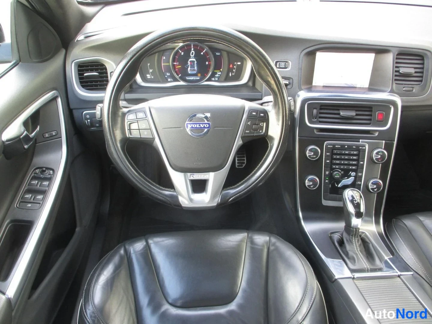 Musta Volvo V60 2014, ohjaamo, kuva 10