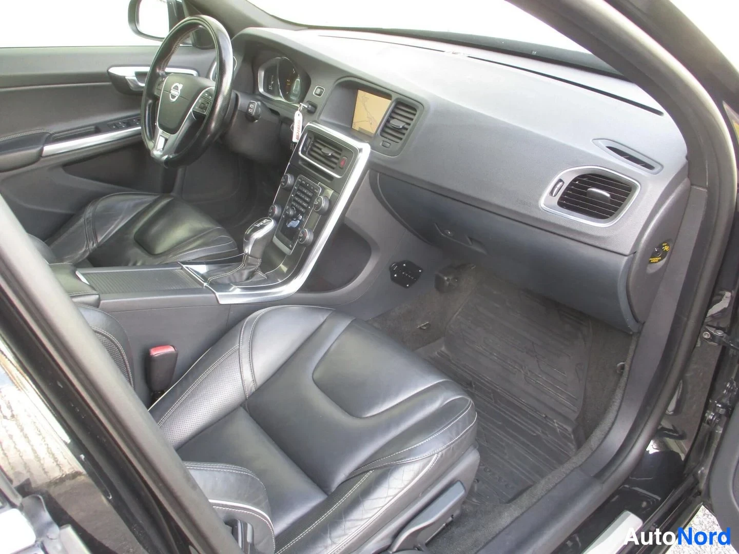 Musta Volvo V60 2014, ohjaamo, kuva 12