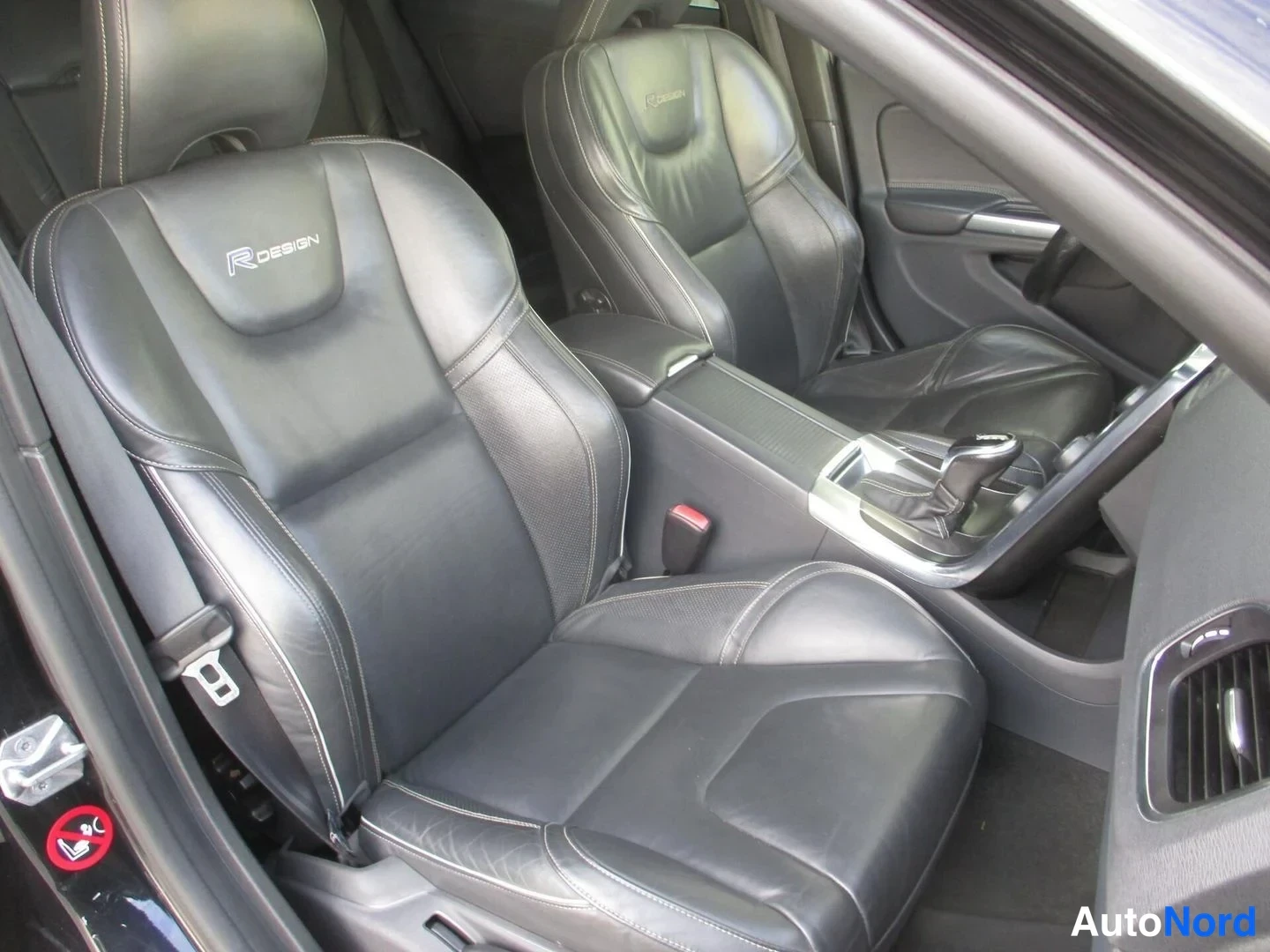 Musta Volvo V60 2014, etuistuimet, kuva 14