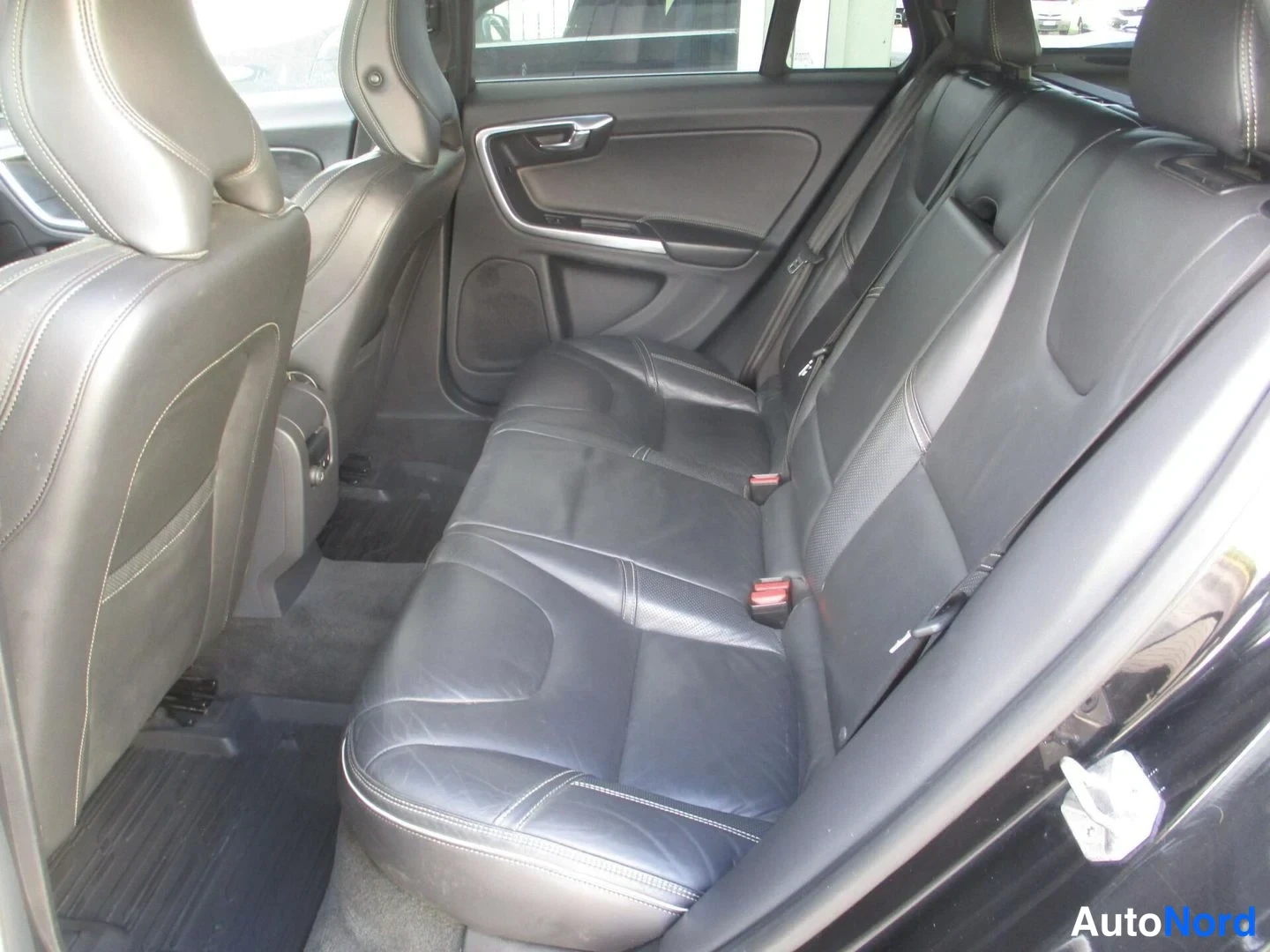Musta Volvo V60 2014, takaistuimet, kuva 15
