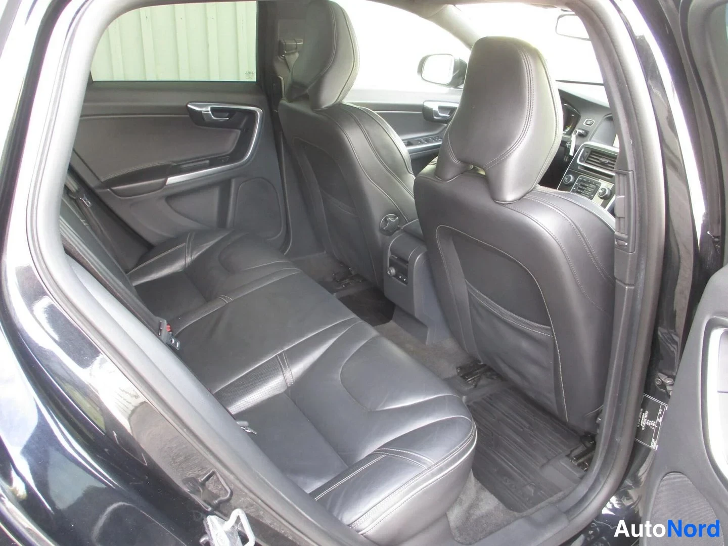 Musta Volvo V60 2014, takaistuimet, kuva 16