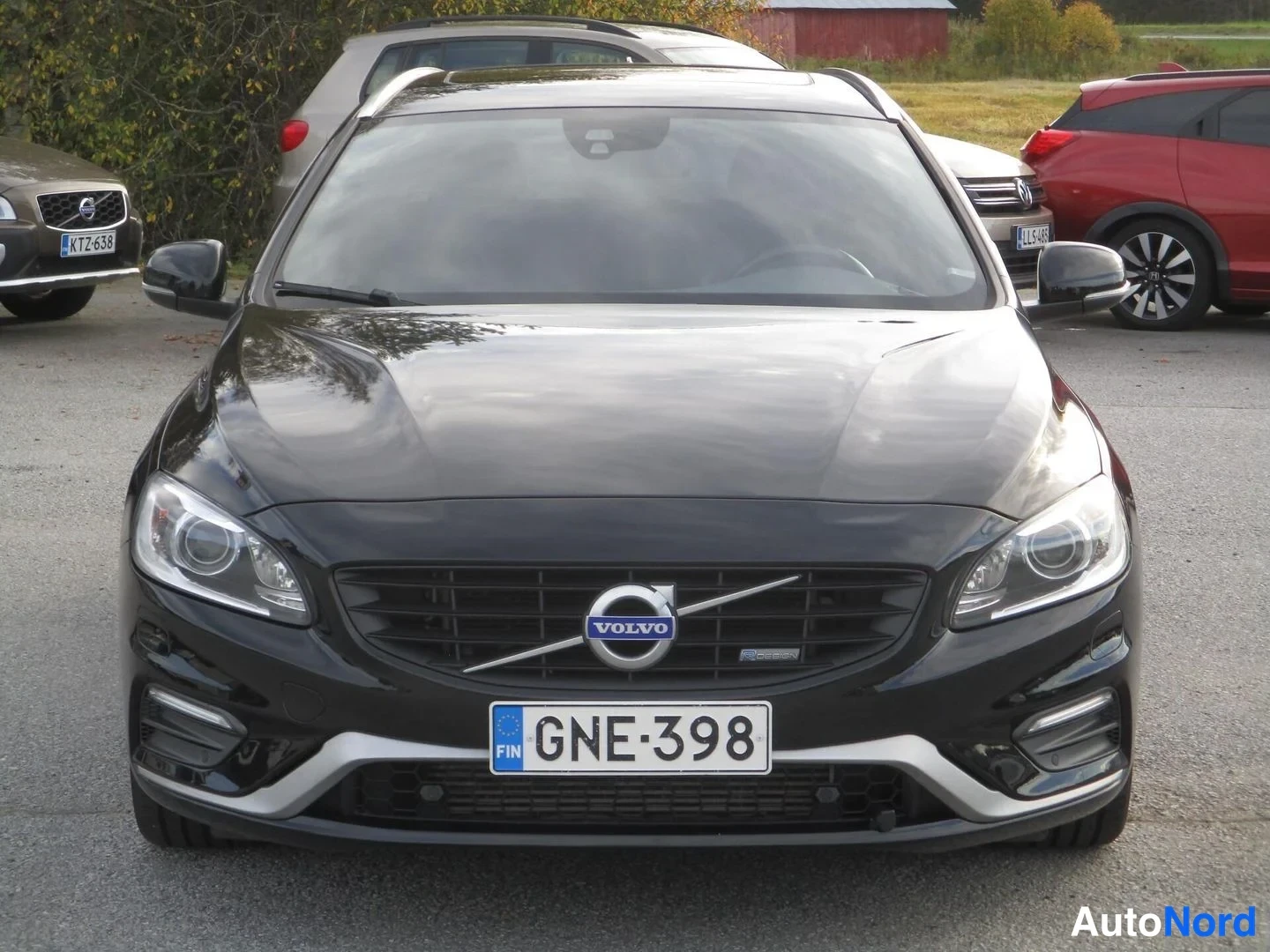 Musta Volvo V60 2014, edestä, kuva 5