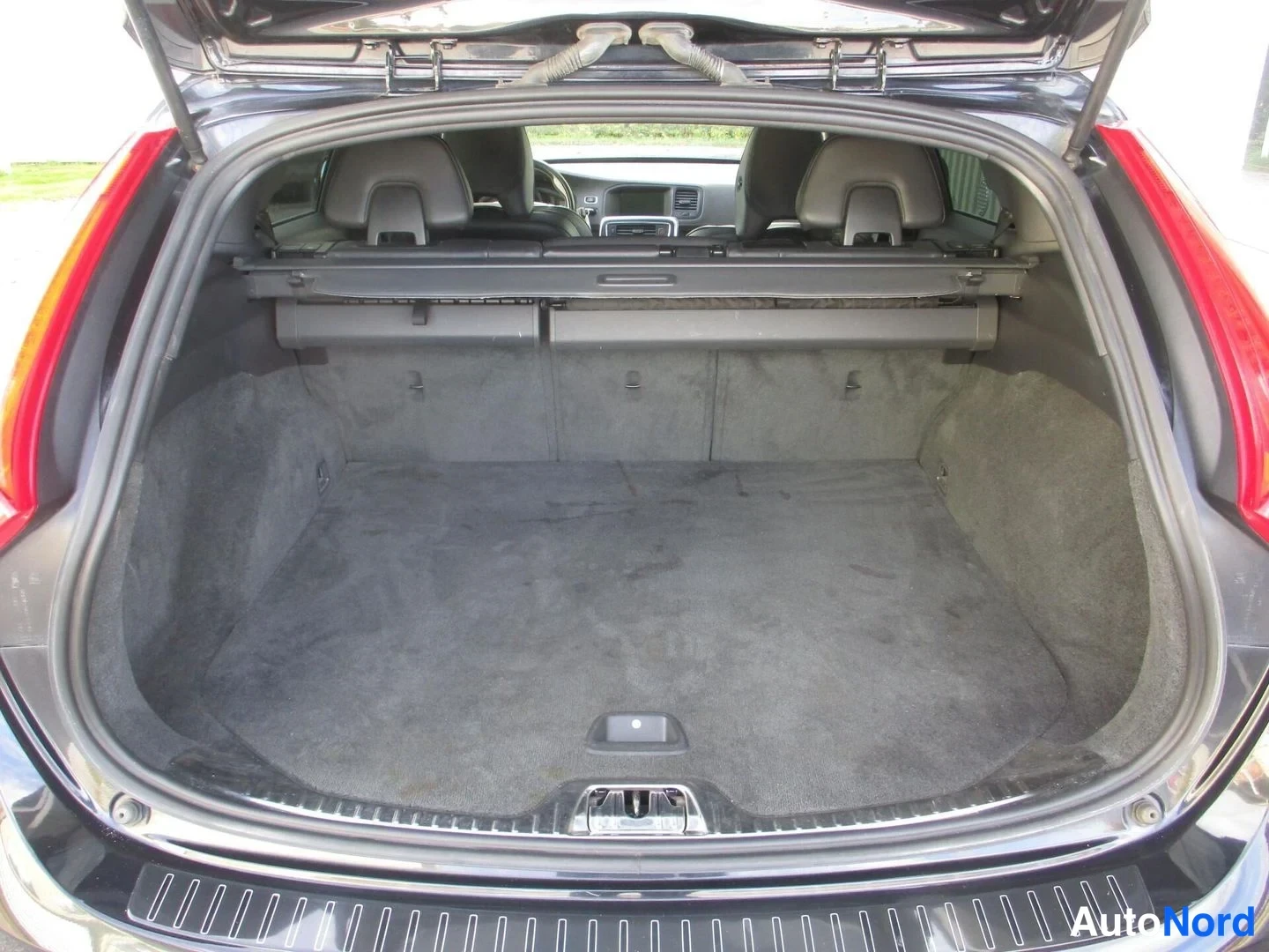 Musta Volvo V60 2014, kuva 24