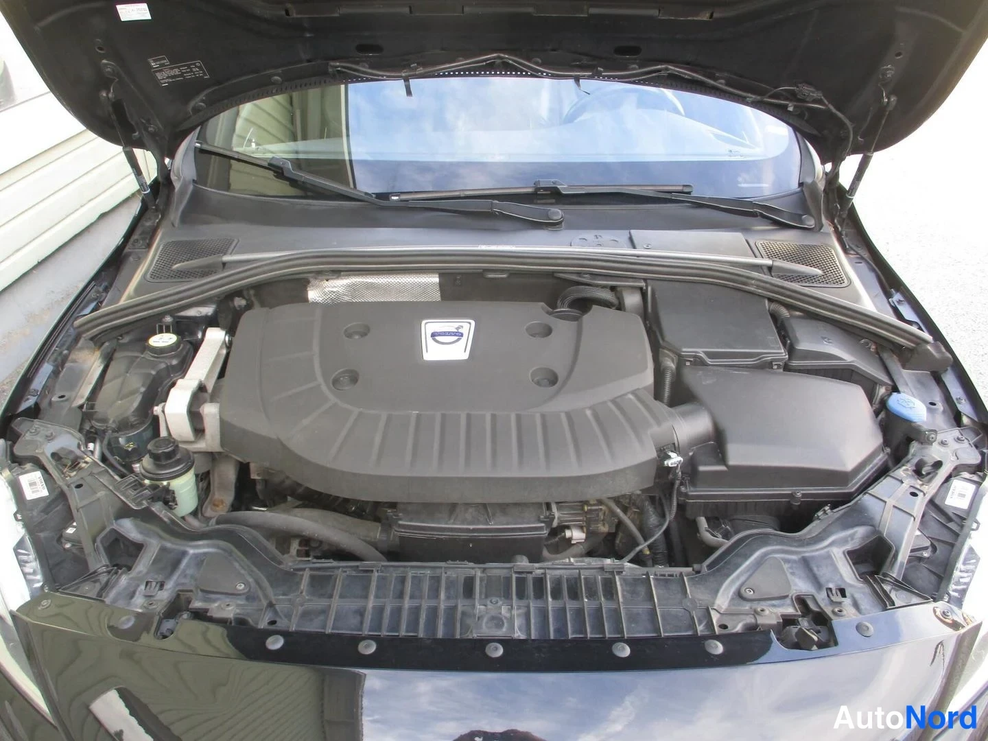 Musta Volvo V60 2014, moottoritila, kuva 17
