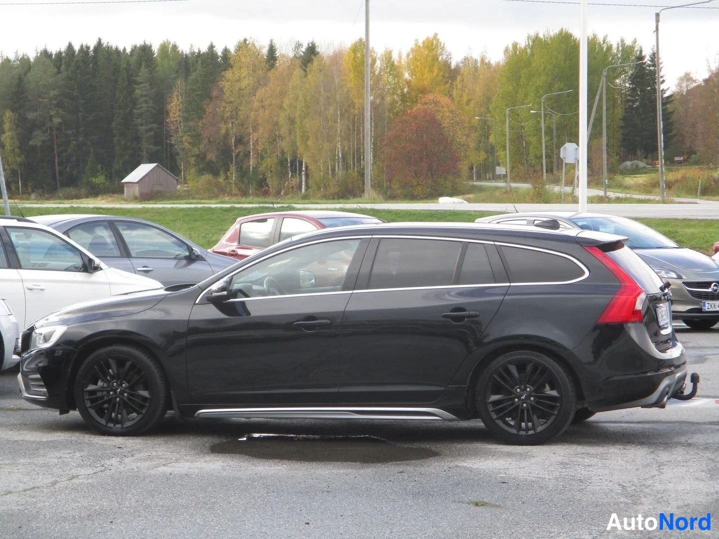 Musta Volvo V60 2014, etuviisto, keula vasemmalle, kuva 2