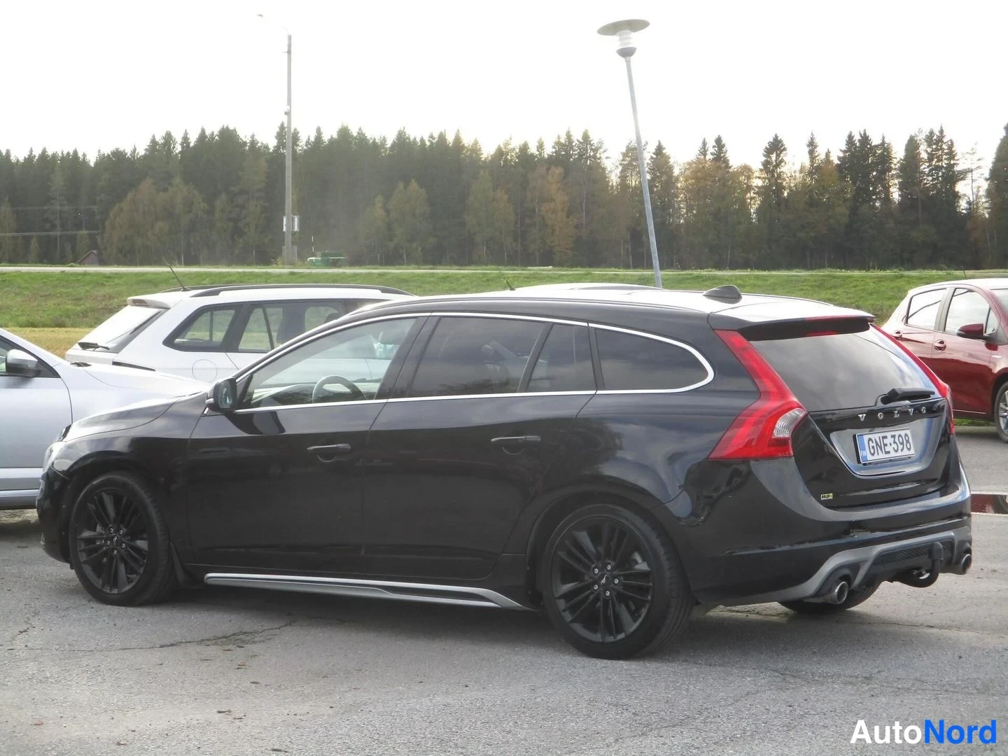 Musta Volvo V60 2014, takaviisto, kuva 6