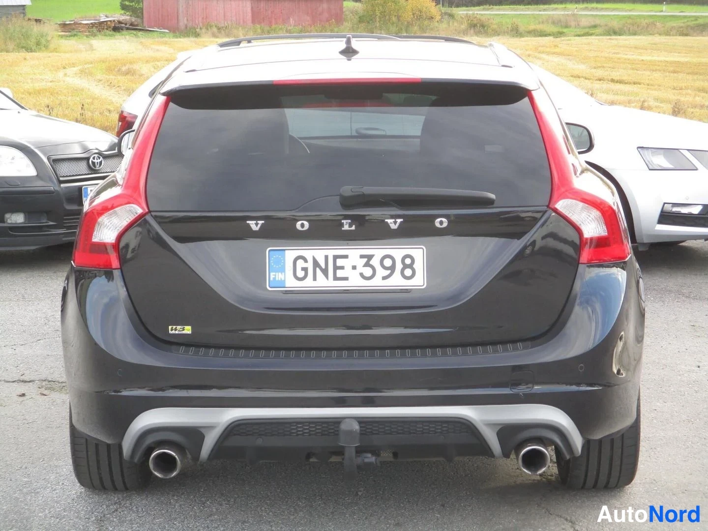 Musta Volvo V60 2014, takaa, kuva 8