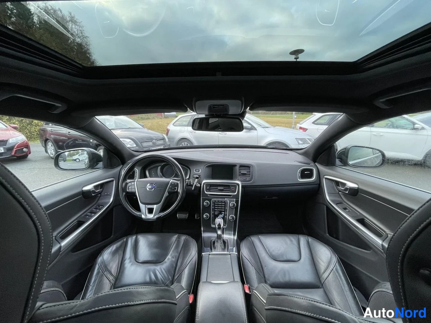 Musta Volvo V60 2014, ohjaamo, kuva 11