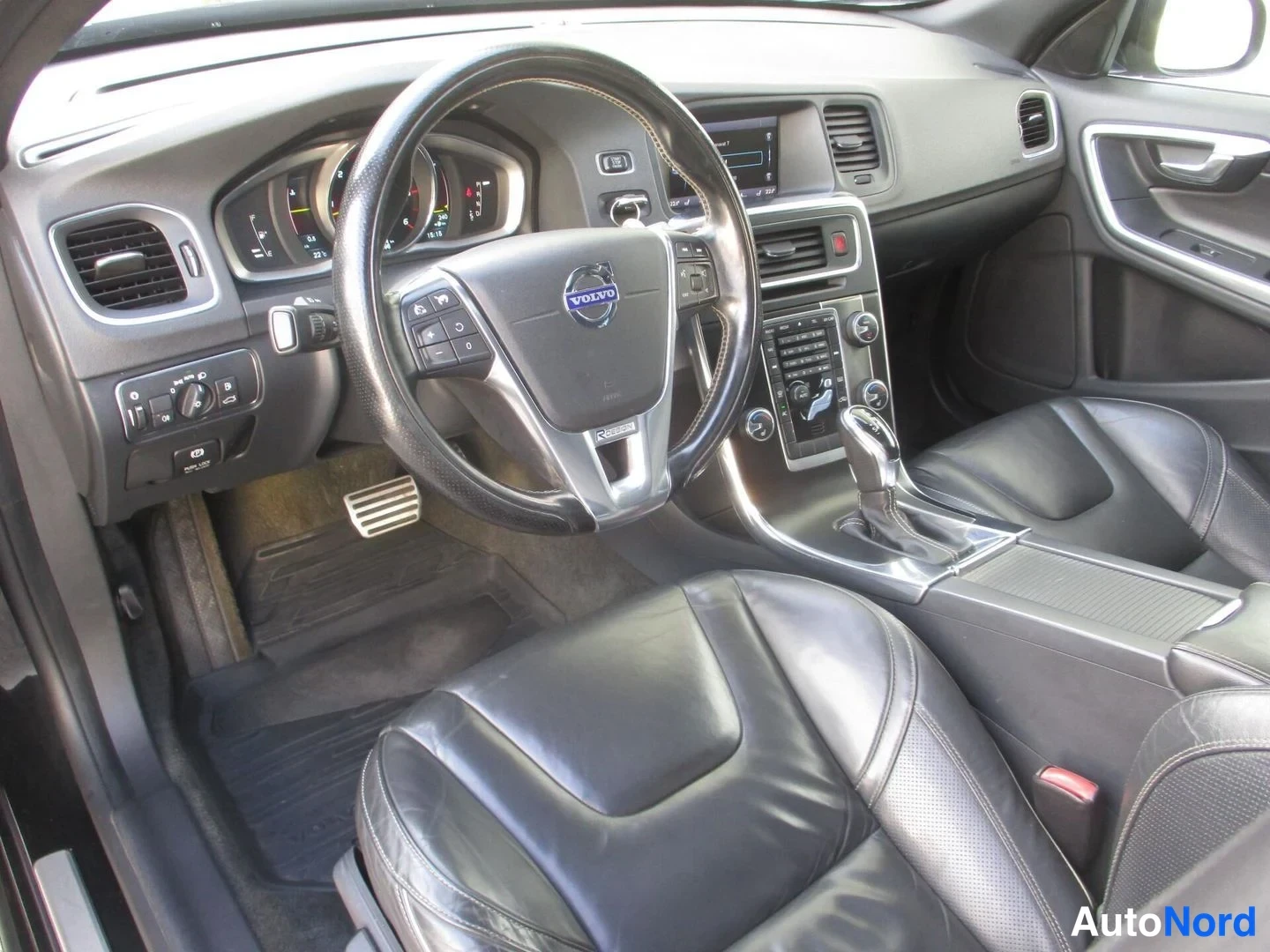 Musta Volvo V60 2014, ohjaamo, kuva 9