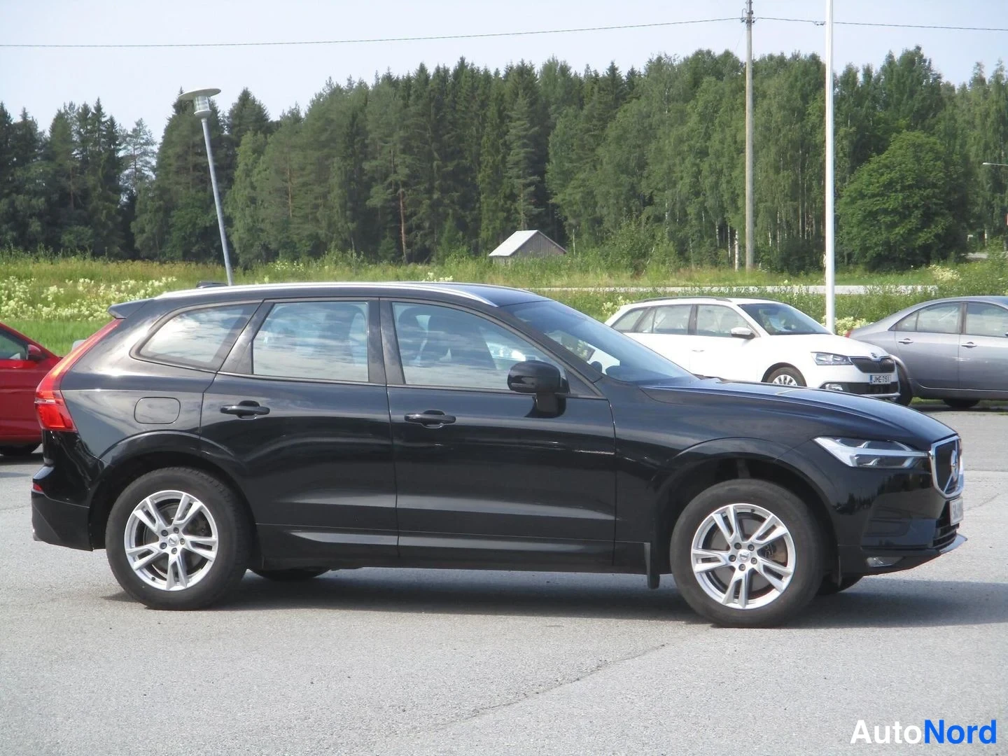 Musta Volvo XC60 2019, etuviisto, keula oikealle, kuva 4